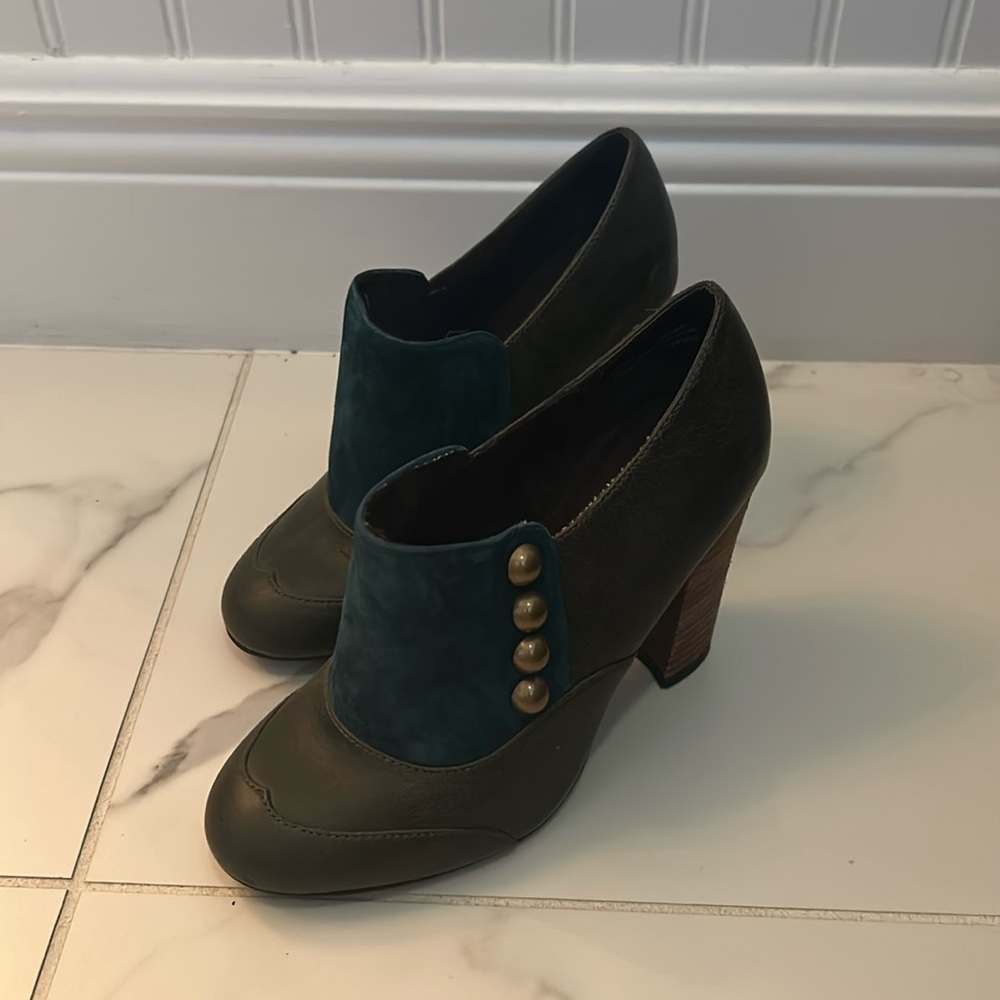 Pink studio, ankle cut boots.